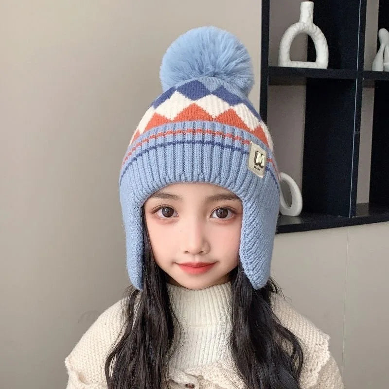 Nouveaux enfants tricoté chapeau chaud hiver chapeau avec peluche Pom cache-oreilles enfants coupe-vent et résistant au froid bonnet cadeau pour enfants