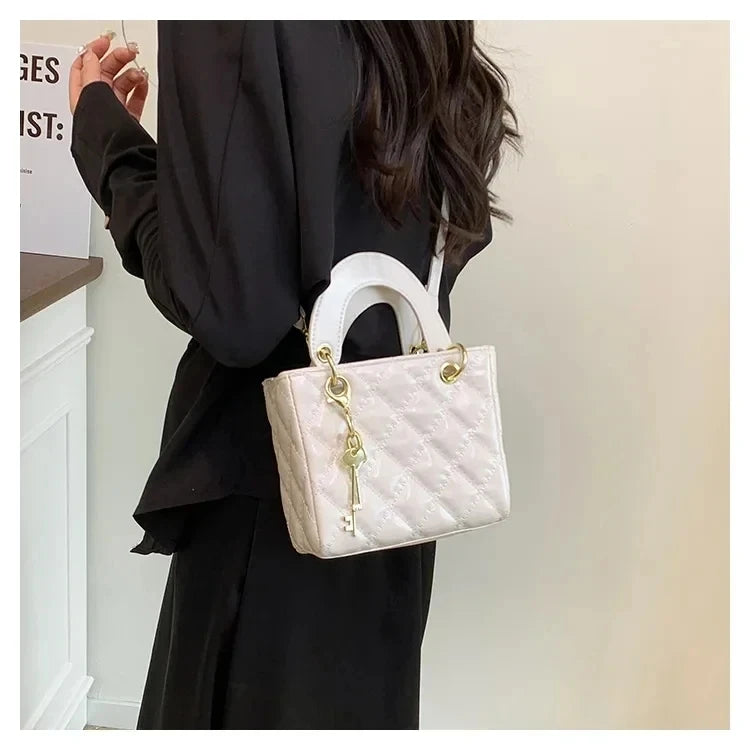 Fashionable and versatile women's shoulder/handbag with a simple diamond grid design and a high-quality PU leather square bag 