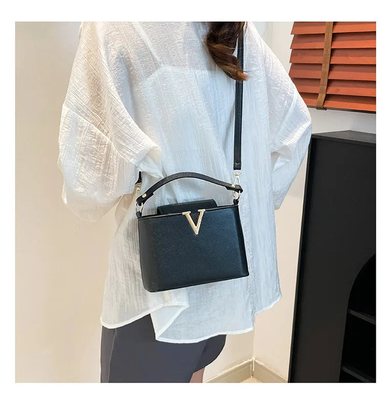 Sac fourre-tout de luxe pour femmes, sac seau élégant en cuir Pu en forme de V Chic, sac à main à couverture supérieure pour femmes, sac à bandoulière pour femme