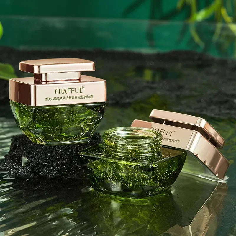 Effective and revitalizing face cream, beauty, lifting, brightening, moisturizing, skincare, Korean makeup