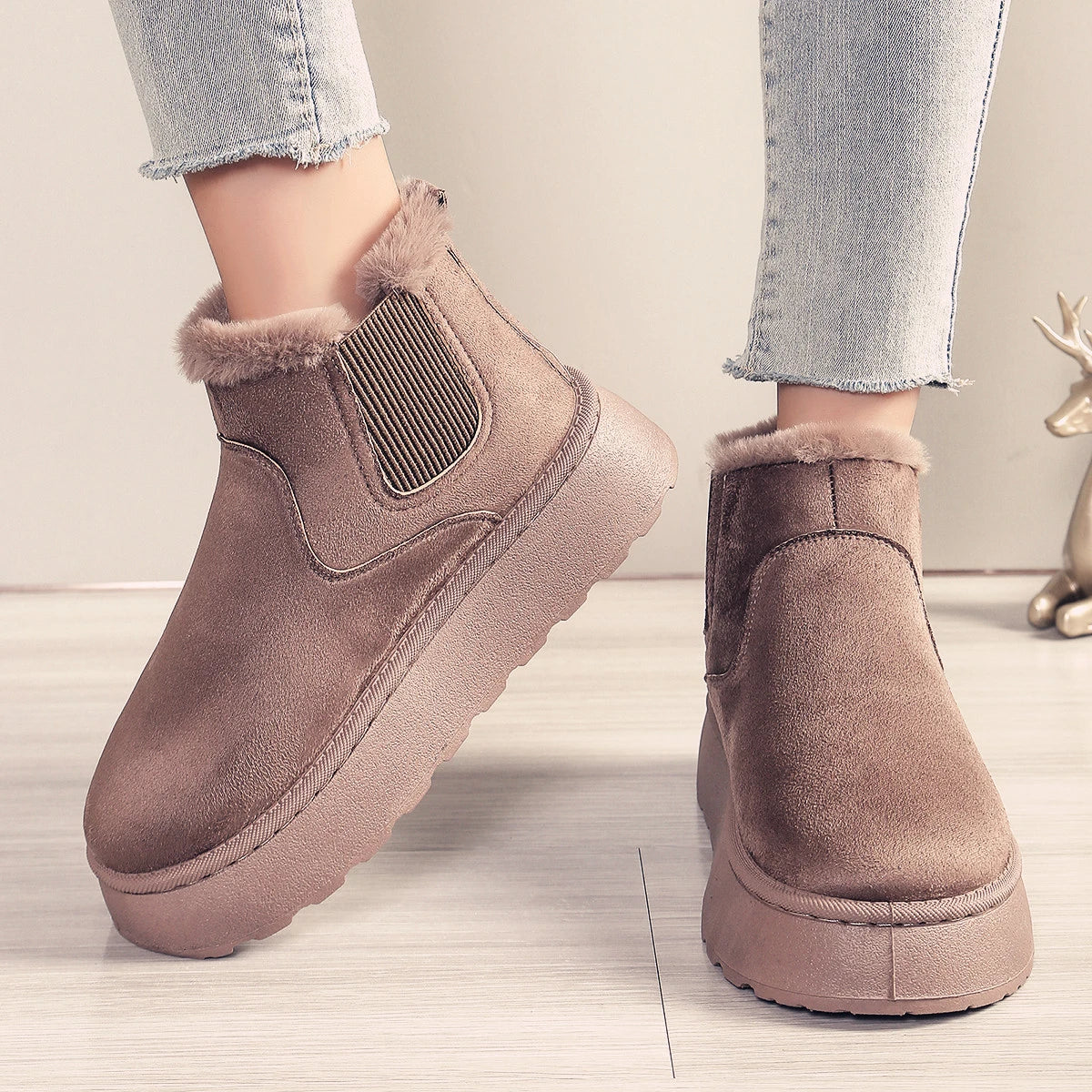 2025 Bottes de neige à enfiler à bout rond pour femmes pour un usage quotidien au bureau Bottes de neige décontractées antidérapantes à semelles épaisses Nouvelles bottines chaudes en daim