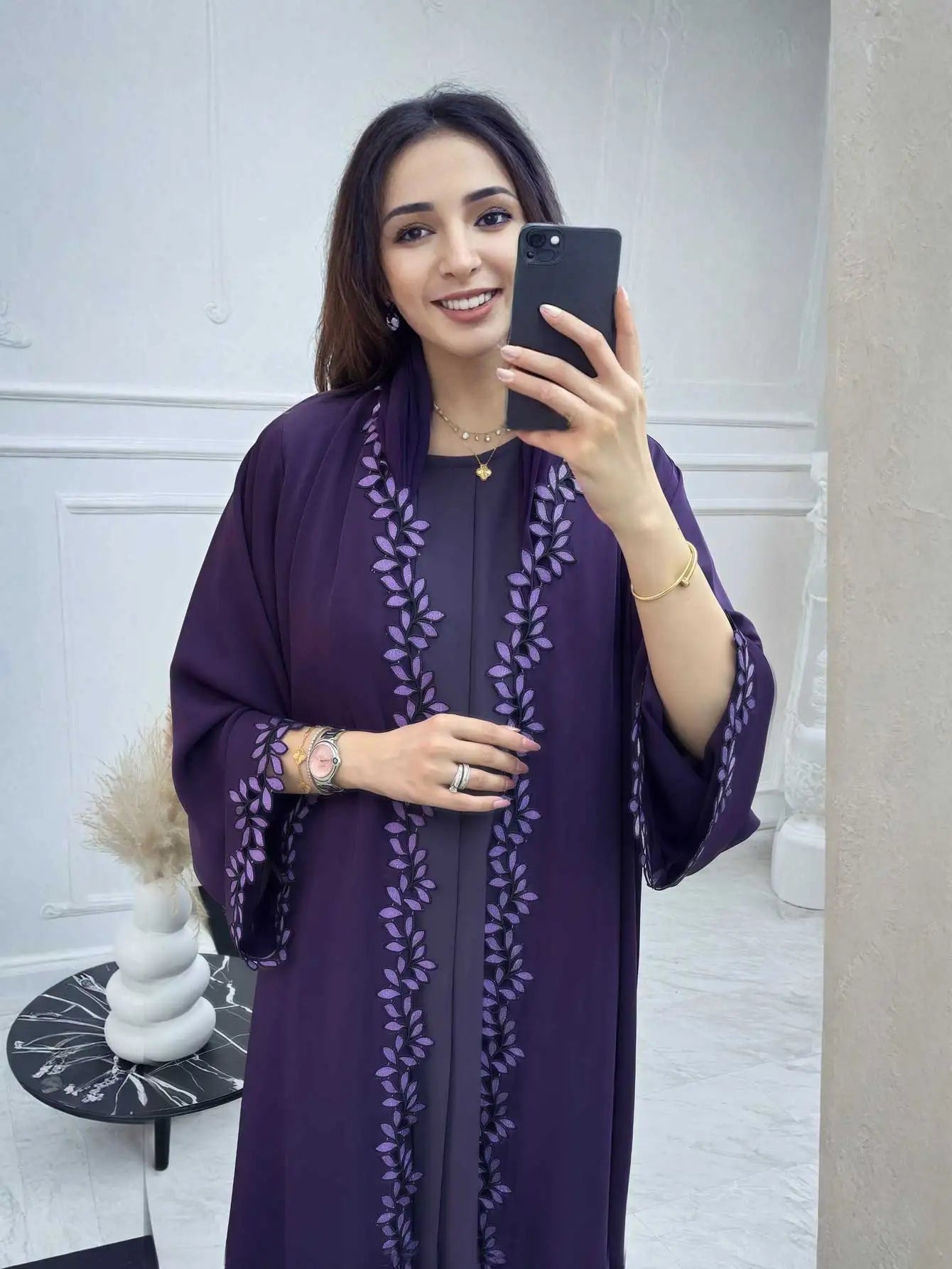 Abaya beige élégant de Dubaï pour femmes musulmanes – Intrument conçu avec une pièce de broderie multicolore dans la mode modeste islamique