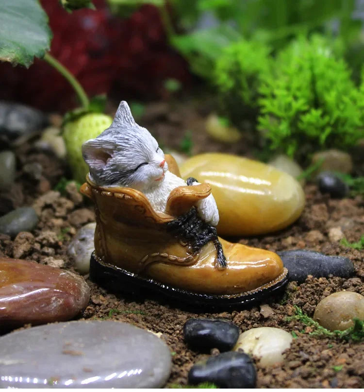 Kawaii cartoon cat figurine, Auckland cat sleeping in a boot, mini resin indicator, fun desk decorations, gift for friends