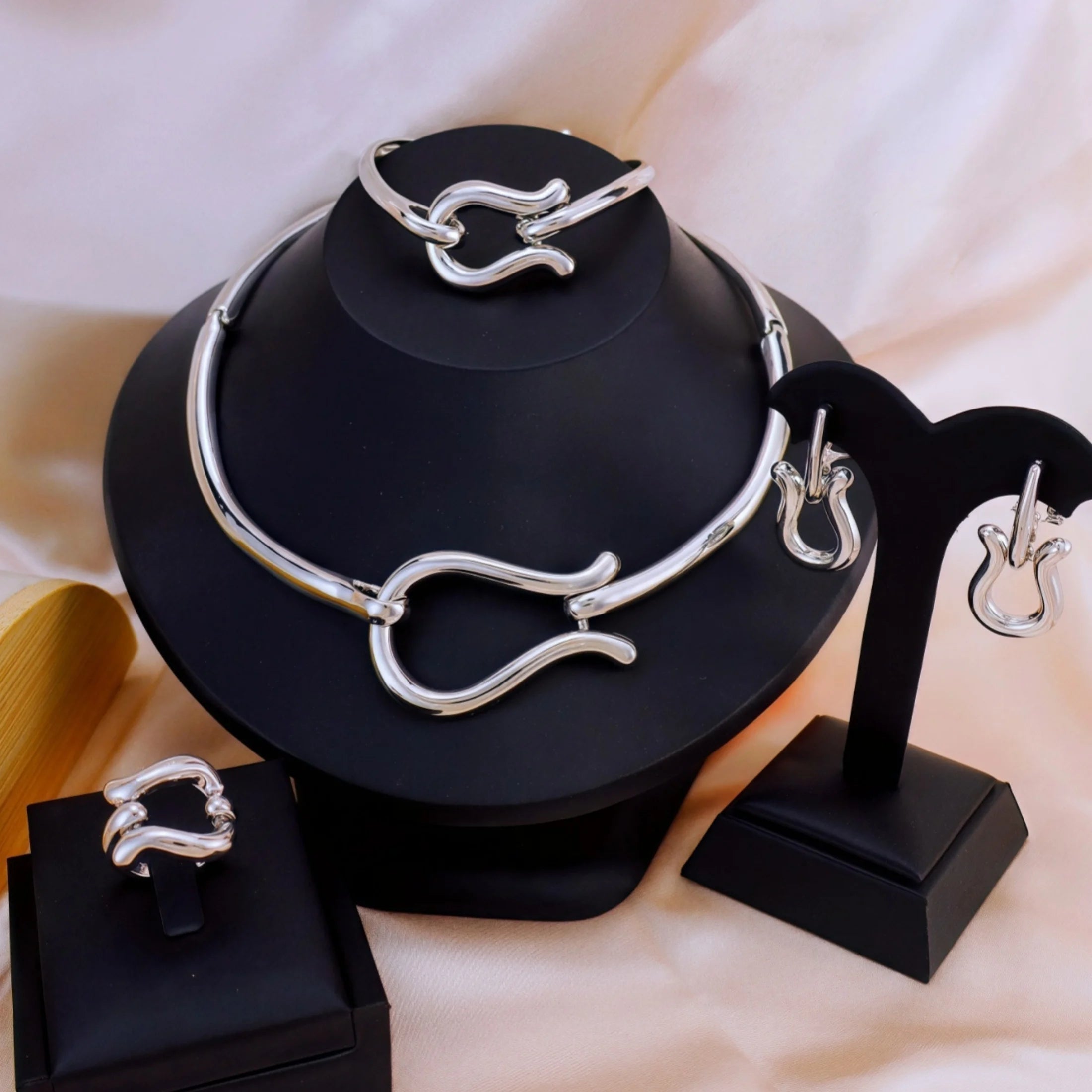 Ensembles de bijoux à la mode pour femmes, couleur or, collier ras du cou, boucles d'oreilles, Bracelets, bague, ensemble de mariage, accessoires de fête