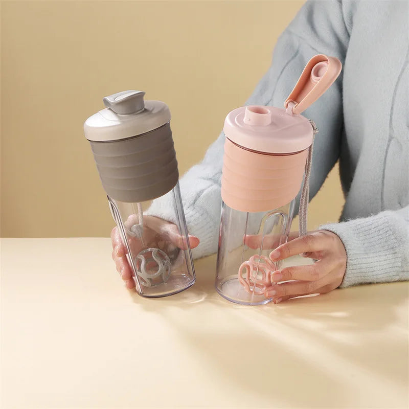Bouteille d'eau portative de grande capacité pour sports de plein air, tasse transparente de secoueur de protéines avec sangle de transport pour le fitness et la randonnée