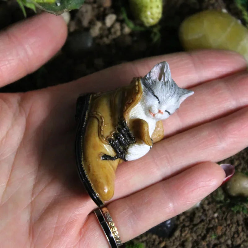 Kawaii cartoon cat figurine, Auckland cat sleeping in a boot, mini resin indicator, fun desk decorations, gift for friends