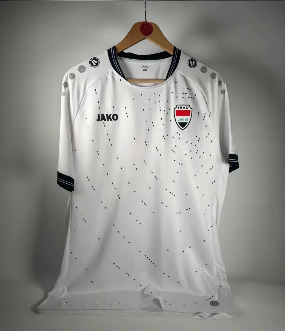 Maillot de football extérieur style Irak 2026, blanc avec bordures noires et motif à pois, haut de sport léger et respirant pour homme