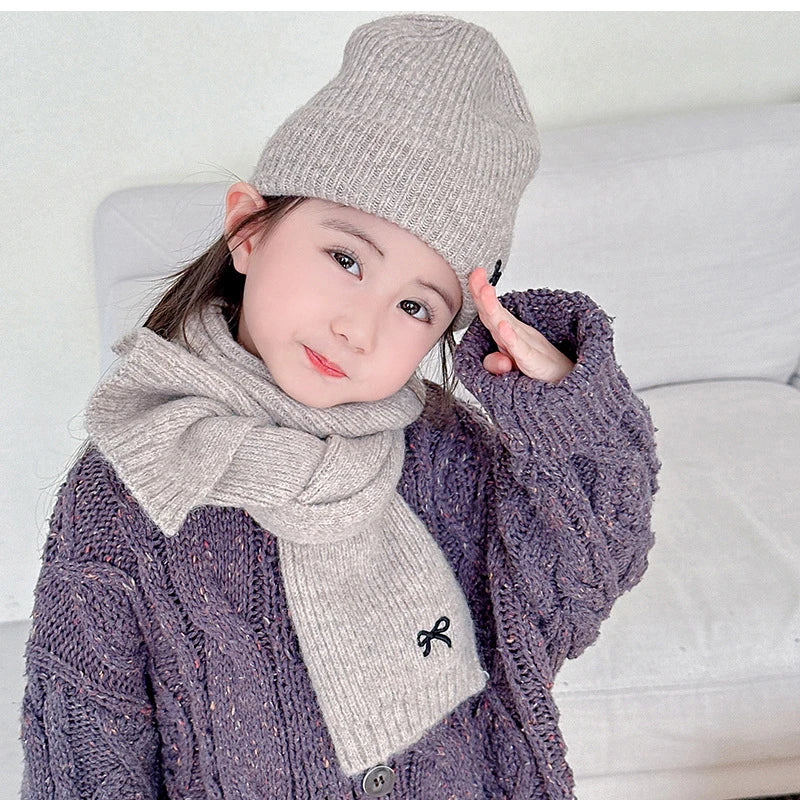 Écharpes coréennes avec nœud brodé pour enfants, bonnet doux pour enfants, chapeau épais pour filles et garçons, casquette chaude imbibée d'hiver, chapeaux mignons, 2 pièces