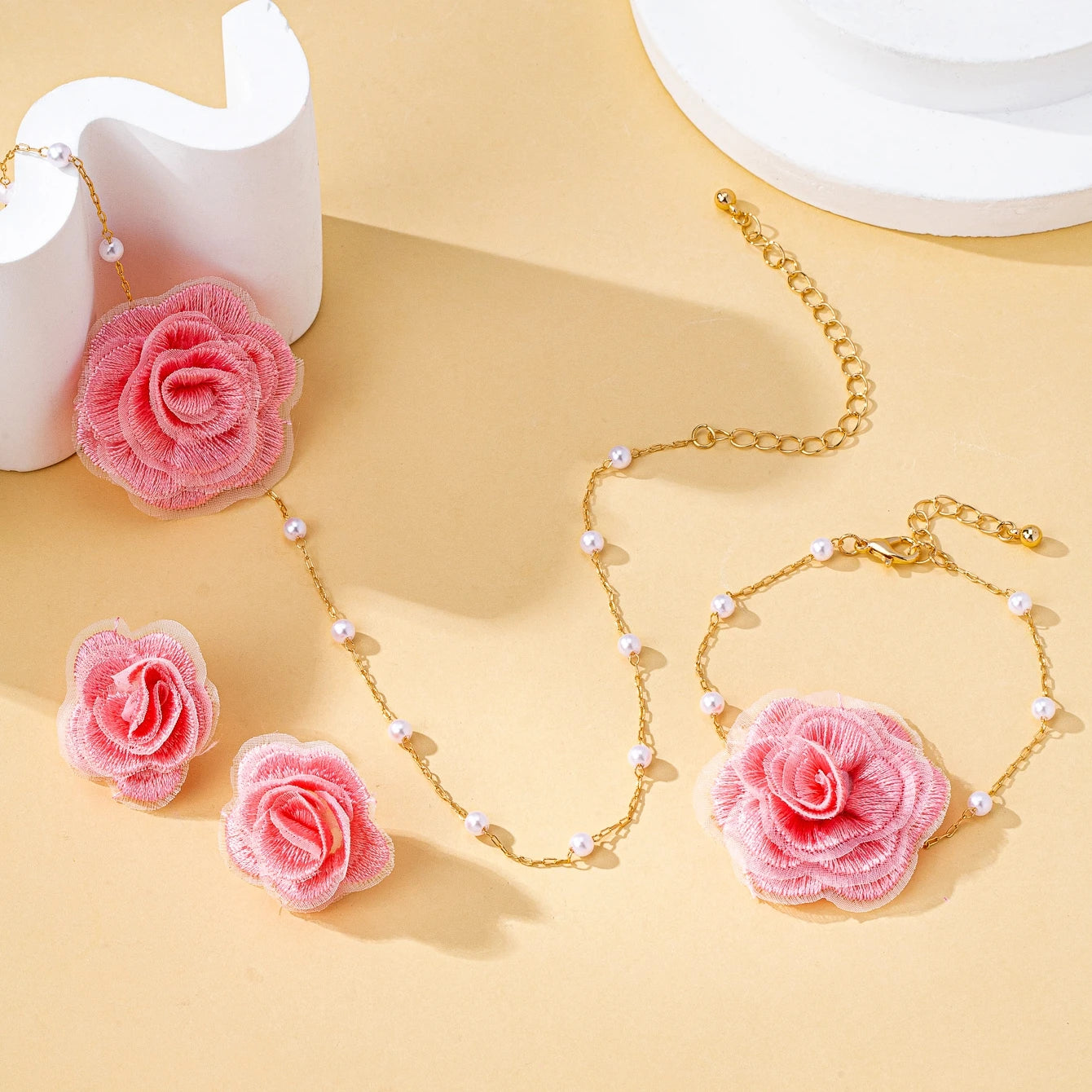 Ensemble de bijoux pour femmes, tissu élégant, fleur, Imitation de perles, collier, Bracelet, boucles d'oreilles, bijoux bohème pour usage quotidien et vacances