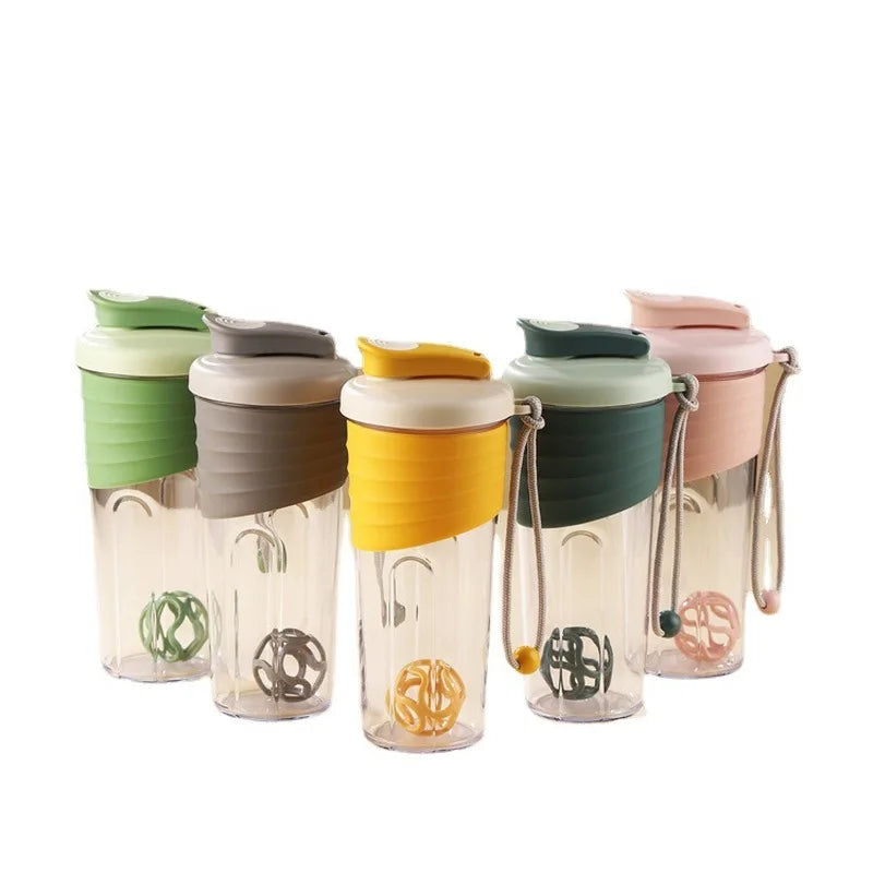 Bouteille d'eau portative de grande capacité pour sports de plein air, tasse transparente de secoueur de protéines avec sangle de transport pour le fitness et la randonnée