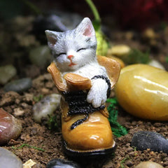 Kawaii cartoon cat figurine, Auckland cat sleeping in a boot, mini resin indicator, fun desk decorations, gift for friends