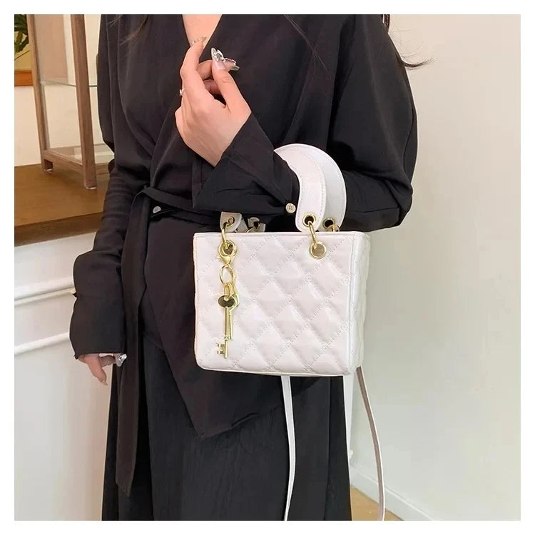 Fashionable and versatile women's shoulder/handbag with a simple diamond grid design and a high-quality PU leather square bag 