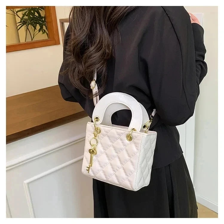 Fashionable and versatile women's shoulder/handbag with a simple diamond grid design and a high-quality PU leather square bag 