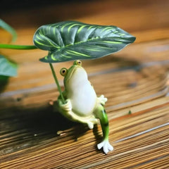 Creative cartoon resin frog figurine with leaves, garden frog statue, handcrafted landscape decoration, frog ornament, aquarium decor