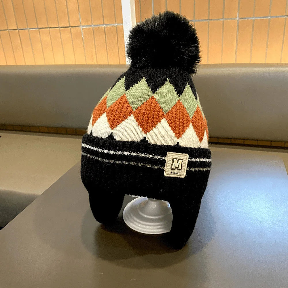 Nouveaux enfants tricoté chapeau chaud hiver chapeau avec peluche Pom cache-oreilles enfants coupe-vent et résistant au froid bonnet cadeau pour enfants