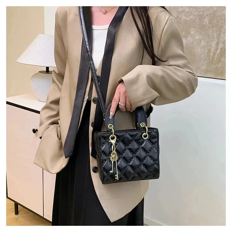 Fashionable and versatile women's shoulder/handbag with a simple diamond grid design and a high-quality PU leather square bag 