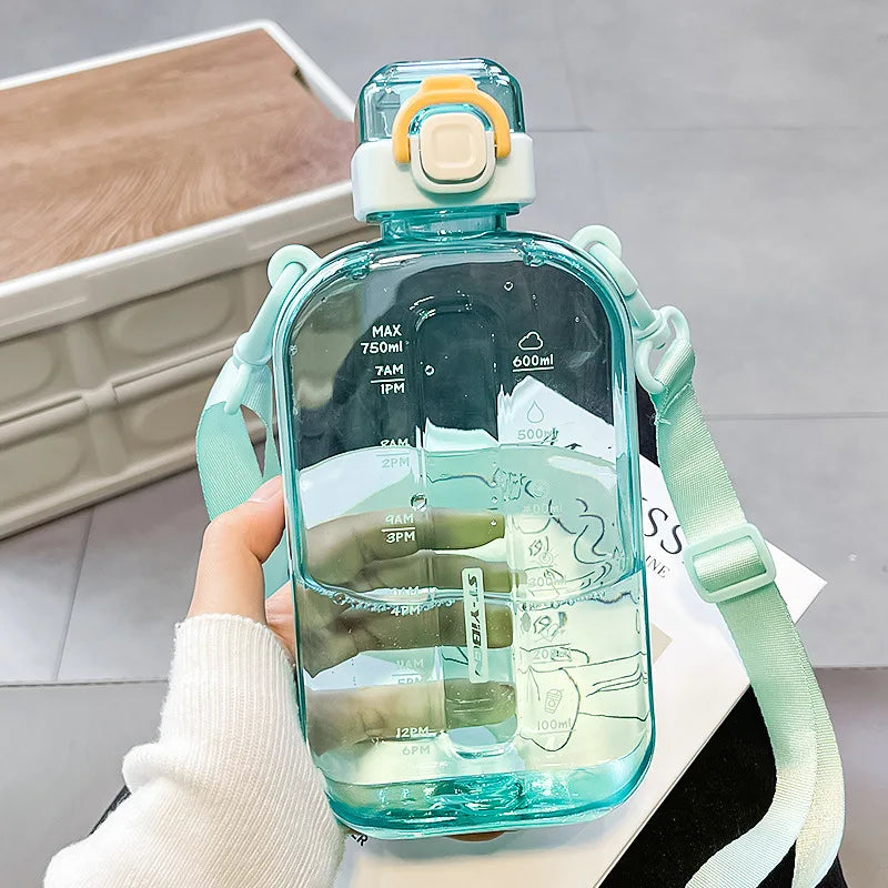 Bouteille d'Eau en Plastique de 750ml avec Sangle, Portable, Écologique, Créative, Durable, pour dehors en Plein Air