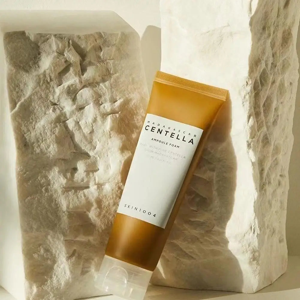 Nettoyant pour le visage Skin1004 Centella Asiatica, Essence de sel de l'himalaya, mousse nettoyante en profondeur pour une purification douce et rafraîchissante