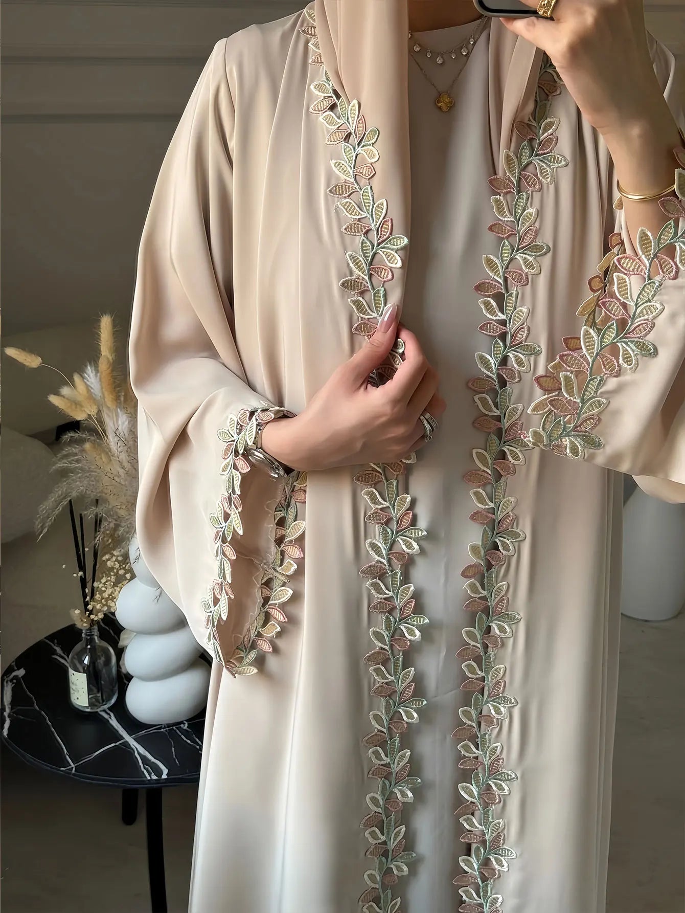 Abaya beige élégant de Dubaï pour femmes musulmanes – Intrument conçu avec une pièce de broderie multicolore dans la mode modeste islamique