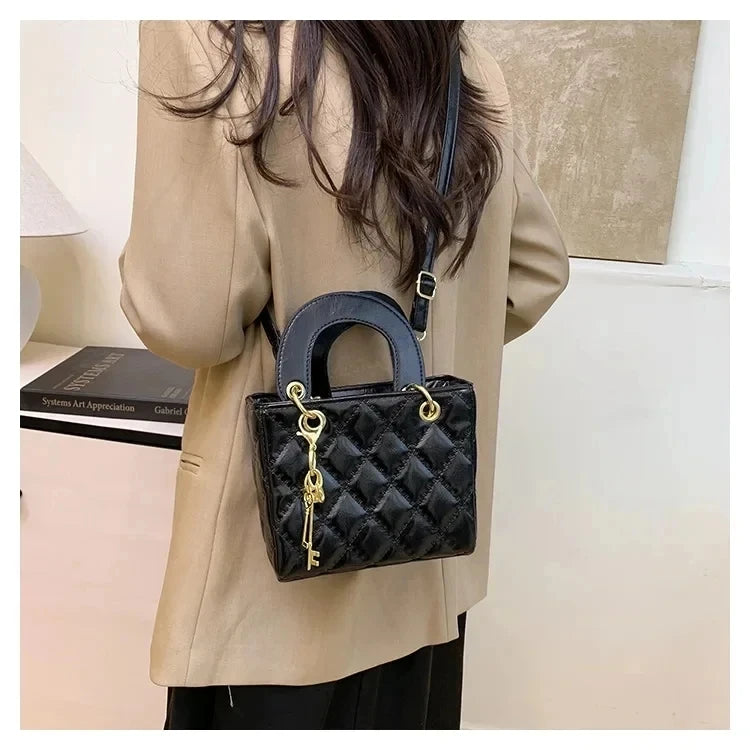 Fashionable and versatile women's shoulder/handbag with a simple diamond grid design and a high-quality PU leather square bag 