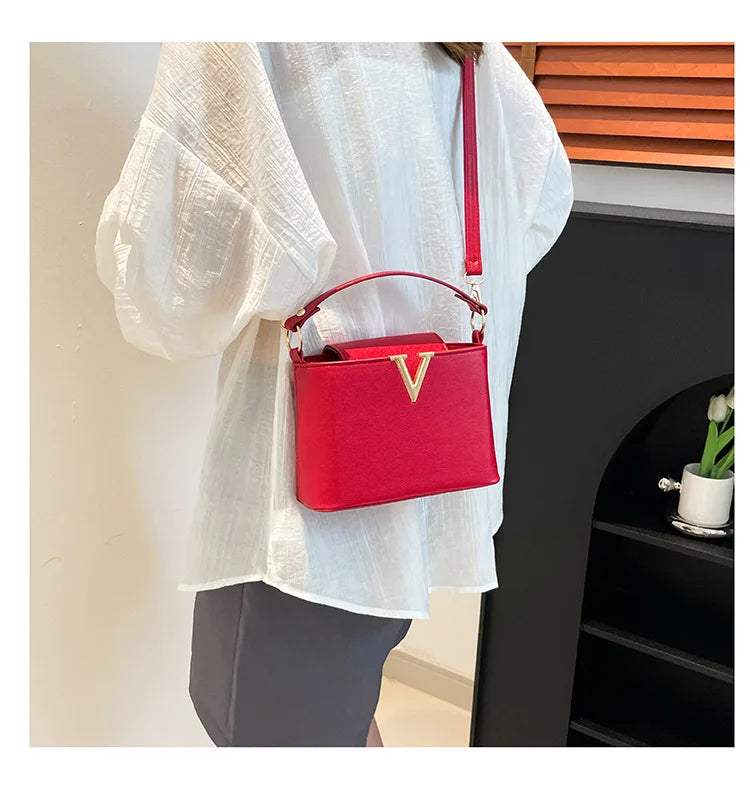 Sac fourre-tout de luxe pour femmes, sac seau élégant en cuir Pu en forme de V Chic, sac à main à couverture supérieure pour femmes, sac à bandoulière pour femme