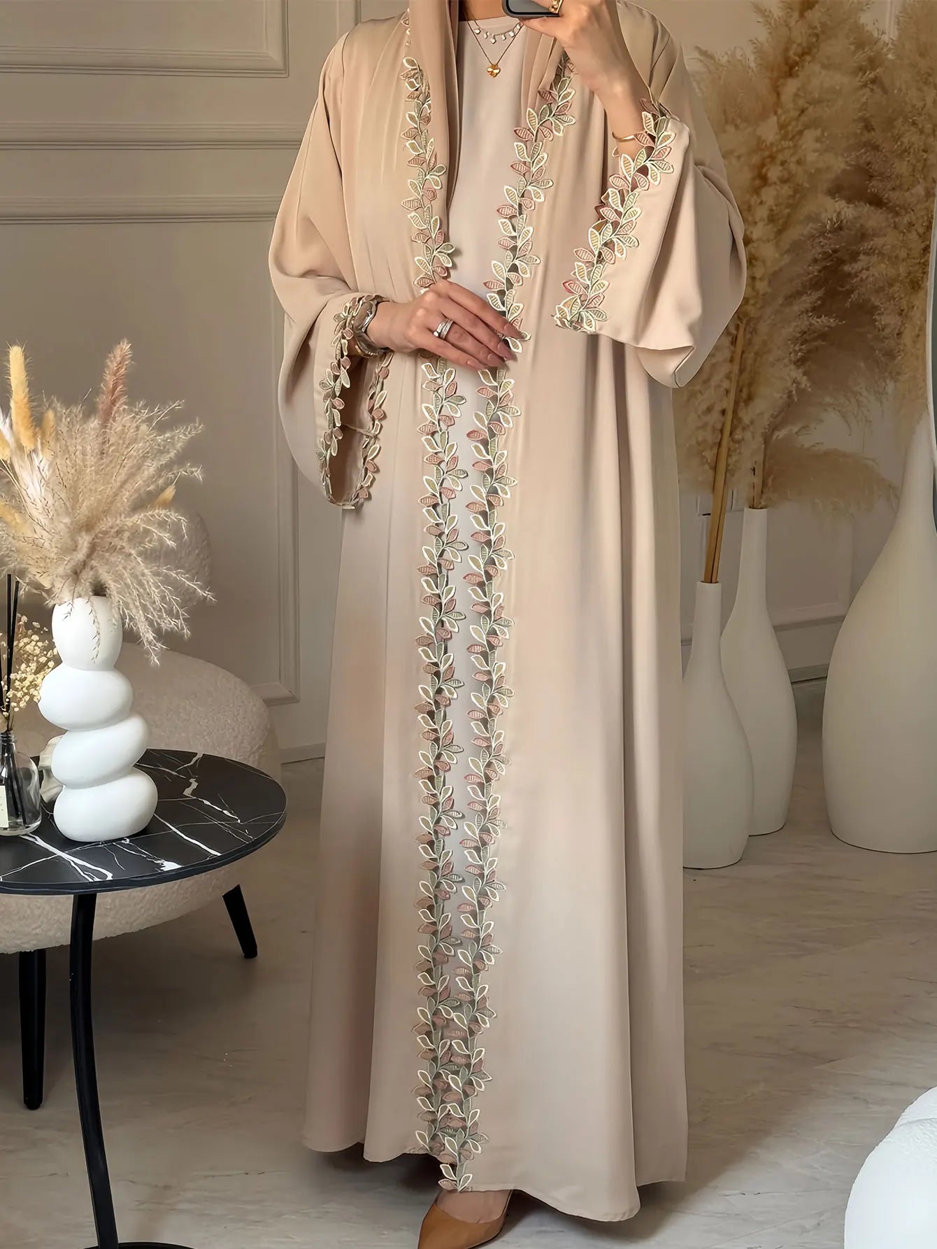 Abaya beige élégant de Dubaï pour femmes musulmanes – Intrument conçu avec une pièce de broderie multicolore dans la mode modeste islamique