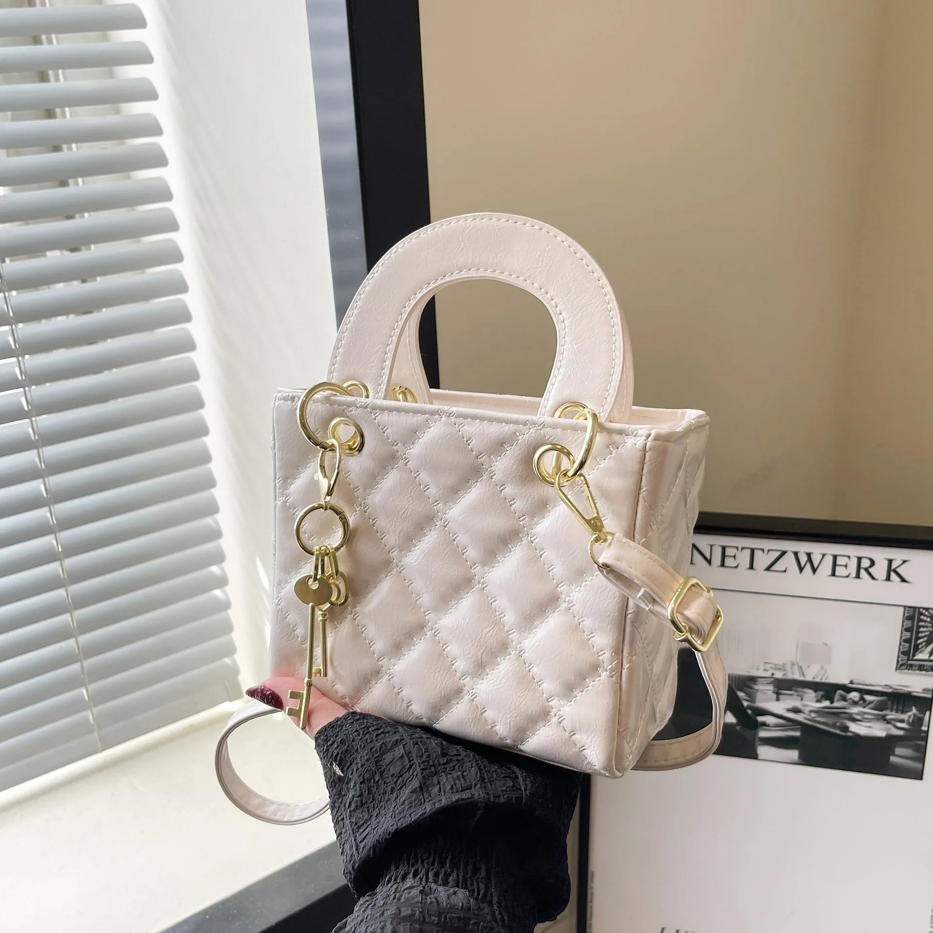 Fashionable and versatile women's shoulder/handbag with a simple diamond grid design and a high-quality PU leather square bag 